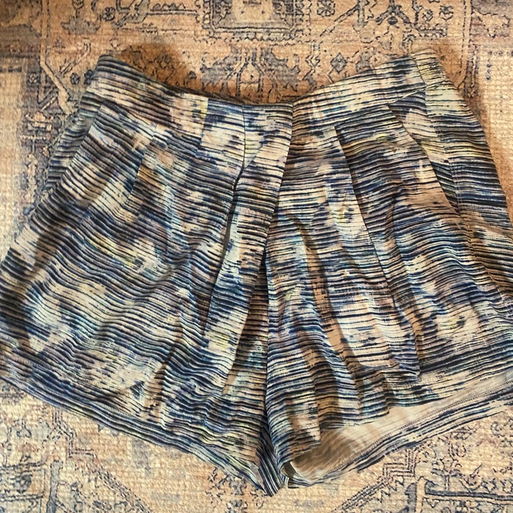 Lululemon blurred flower print short size small.